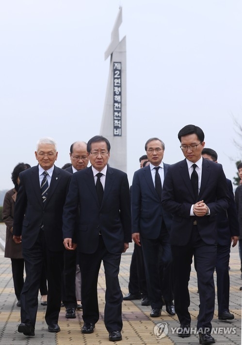 홍준표 "北 주적이라 말 못하는 文에게 軍통수권 주는게 맞나" - 1