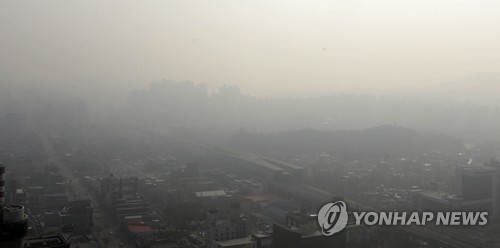 미세 먼지에 휩싸인 춘천 도심.