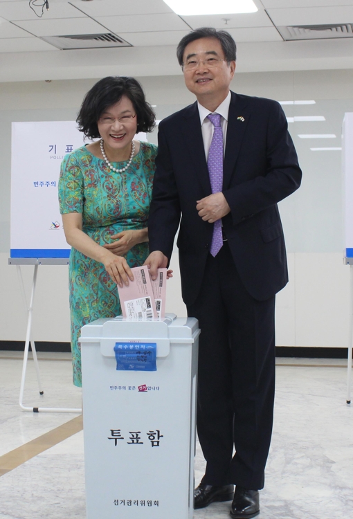 투표하는 조현 주인도대사 부부