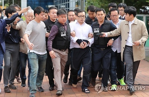 맨발로 호송차 향하는 사제총기 총격범 성병대(서울=연합뉴스) 임헌정 기자 = 경찰관 사제총기 총격범 성병대가 21일 서울 도봉구 마들로 서울북부지방법원에서 구속 전 피의자 심문(영장실질심사)을 받고 경찰 호송차로 향하던 중 신발이 벗겨져 한쪽 발은 맨발로 걸어가고 있다. 2016.10.21kane@yna.co.kr(끝)