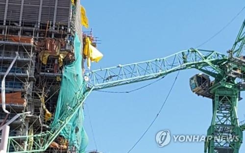 (거제=연합뉴스) 김동민 기자 = 1일 오후 2시 50분께 경남 거제시 삼성중공업에서 길이 50∼60m, 무게 32t짜리 크레인이 넘어졌다. 이 사고로 현장 작업자 6명이 숨지는 듣 20여명이 죽거나 다쳤다. 2017.5.1