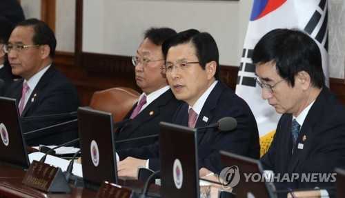 黃권한대행, '가짜뉴스'에 "사실확인·사법처리 역량 집중" - 1