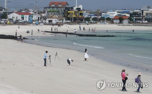 황금연휴 맞아 제주 월정해변 찾은 관광객