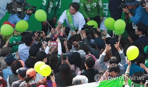 安 "文 대통령 되면 국민 반으로 나뉘어 사생결단해 싸울 것" - 2