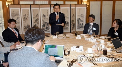 黃권한대행 "사드 비용은 미국이 부담…한·미 이견 없어"(종합) - 1