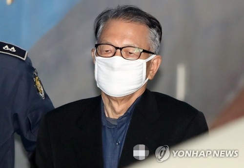 김기춘 전 비서실장 '법정 가는 길'(서울=연합뉴스) 임헌정 기자 = 블랙리스트 관련 혐의로 재판에 넘겨진 김기춘 전 대통령 비서실장이 4일 오전 서울 서초구 서울중앙지법에서 열린 공판에 출석하기 위해 호송차에서 내려 법정으로 향하고 있다. 2017.5.4kane@yna.co.kr(끝)