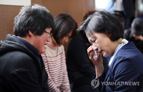 미수습자 가족 위로하는 추미애 (목포=연합뉴스) 박동주 기자 = 더불어민주당 추미애 대표가 6일 오후 세월호가 거치된 목포신항을 방문, 세월호 미수습자 가족을 만나 격려하고 있다. 2017.5.6pdj6635@yna.co.kr(끝)