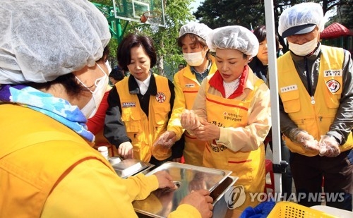 배식 봉사하는 홍준표 대선후보 부인 이순삼씨