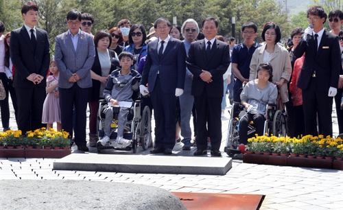 너럭바위 앞에 선 박원순