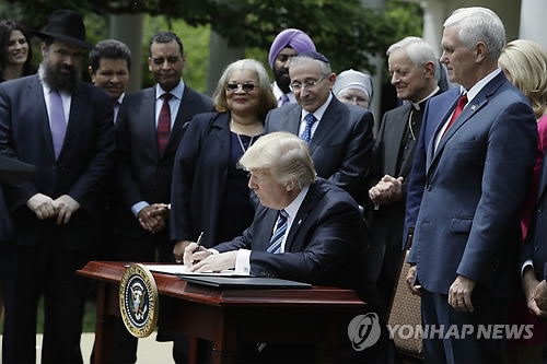 종교자유 행정명령 서명하는 트럼프