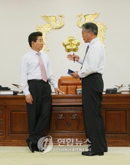 2007년 대통령 비서실장 당시 노무현 대통령과 대화 중인 문재인 당선인(오른쪽)