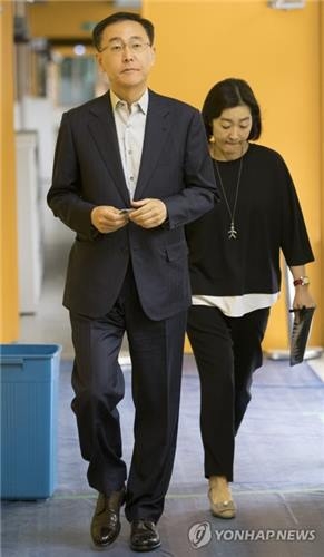 투표소 들어서는 김수남 총장 부부(서울=연합뉴스) 윤동진 기자 = 김수남 검찰총장 내외가 9일 오전 서울 강남구 대곡초등학교에 마련된 대치2동 제4투표소에 들어서고 있다. 2017.5.9mon@yna.co.kr