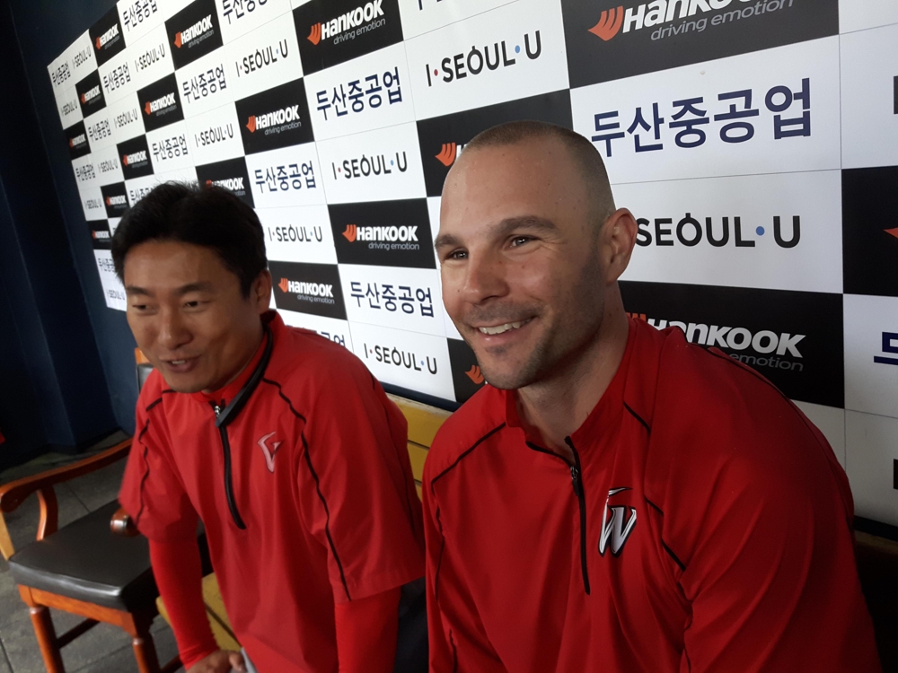 제이미 로맥(오른쪽)과 통역해주는 최홍성 매니저