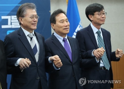 김광두(가운데) 국민경제자문회의 부의장과 김상조(왼쪽) 공정거래위원장 후보자
