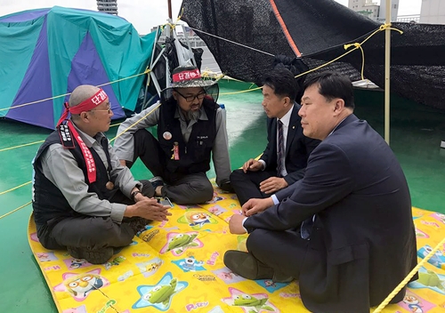 옥상 농성자 위로하는 김종훈, 윤종오 의원