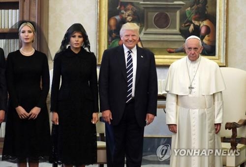 트럼프 가족과 교황(맨 오른쪽)