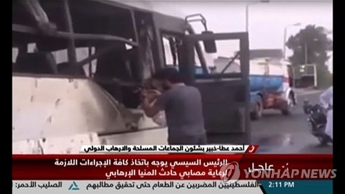 이집트서 괴한 총격 받은 콥트교도 탑승 버스 [AFP=연합뉴스]