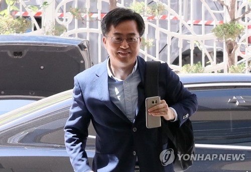 백팩 매고 출근하는 경제부총리 후보자