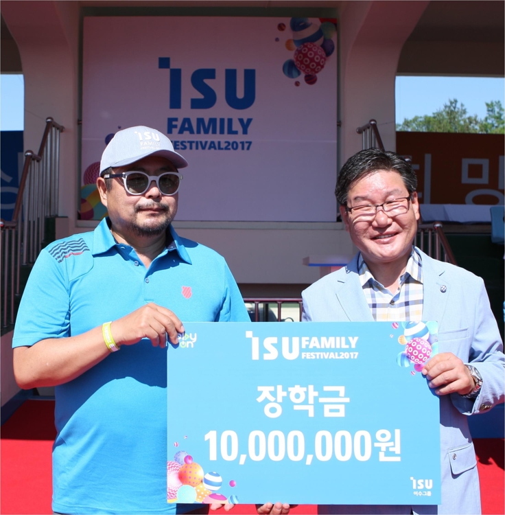 김상범 이수그룹 회장(사진 왼쪽)과 박세복 영동군수(오른쪽)가 기념촬영을 하고 있는 모습.