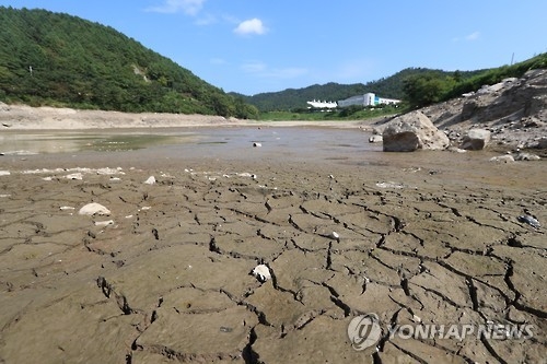지난해 가뭄 때 바닥을 드러냈던 전남의 한 저수지.