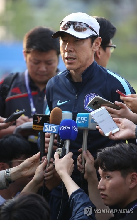기자들의 질문에 답하는 신태용 감독