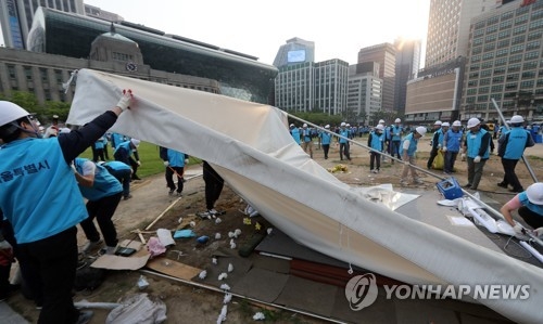 서울광장, 보수단체 천막 강제 철거