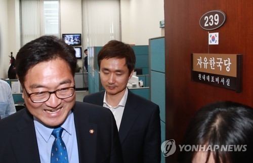 우원식, 정우택 찾아 "이낙연 반대하더라도 표결 참여해달라" - 1