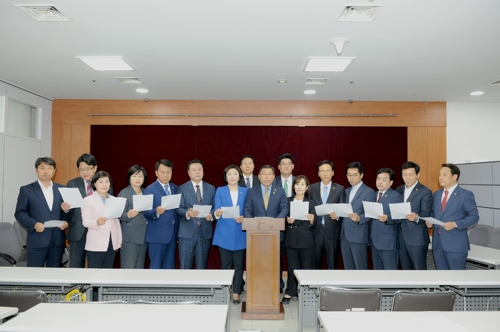 성명을 발표하는 광주시의회 의원들