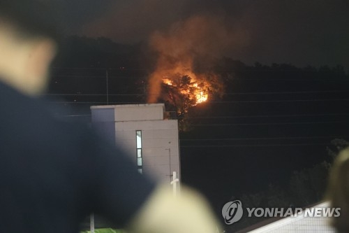 대형산불에 잠못드는 밤(서울=연합뉴스) 최재구 기자 = 2일 오전 서울 노원구 주민들이 수락산에 발생한 대형산불을 지켜보고 있다. 2017.6.2photo@yna.co.kr(끝)