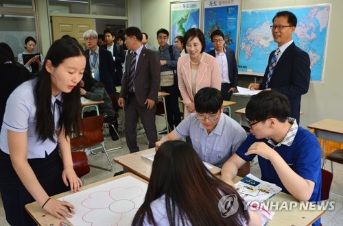 (서울=연합뉴스) 이지은 기자 = 국정기획위원회 사회분과위원회 유은혜 위원 등 교육 관계자들이 2일 오전 서울 도봉고등학교에서 열린 고교 학점제 현장 간담회에서 수업을 참관하고 있다. 2017.6.2jieunlee@yna.co.kr
