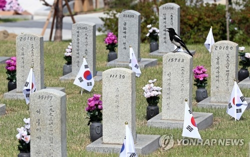 (서울=연합뉴스) 김인철 기자 = 호국보훈의 달을 앞둔 31일 오후 서울 동작구 국립서울현충원에서 까치 한 마리가 묘비 위에 앉아있다. 2017.5.31