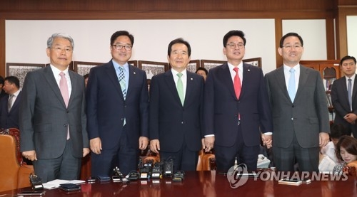 與 "인사 검증기준·청문제도 개선안 조속 논의"…野 '시큰둥' - 1