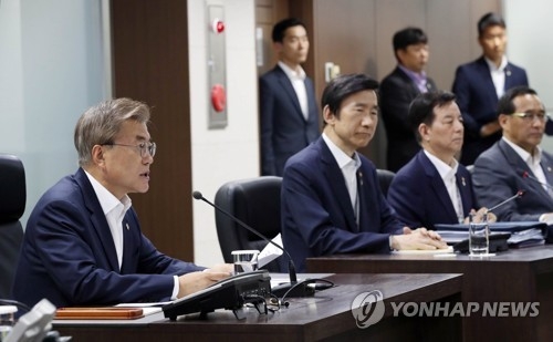 첫 NSC 전체회의 발언하는 문 대통령