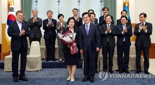 문 대통령의 배려, '두 분만 기념촬영'