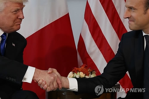 '두고 봅시다' 트럼프와 마크롱(오른쪽)의 강렬한 악수
