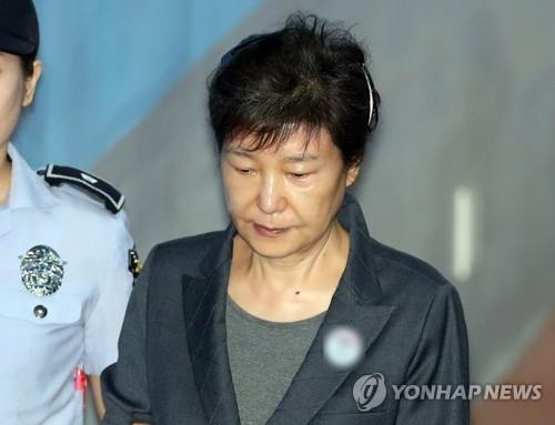 법정 향하는 박근혜(서울=연합뉴스) 김현태 기자 = 박근혜 전 대통령이 12일 오전 재판에 출석하기 위해 서울 서초구 중앙지방법원에 도착하고 있다. 2017.6.12mtkht@yna.co.kr