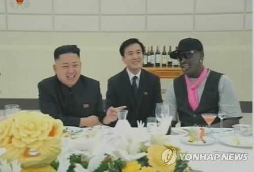 (서울=연합뉴스) 북한 조선중앙TV는 1일 김정은 국방위원회 제1위원장이 전 미국프로농구(NBA) 유명선수였던 데니스 로드먼 일행과 만난 사실을 보도했다. 김 제1위원장과 로드먼이 나란히 앉아 환하게 웃고 있다. 2013.3.1