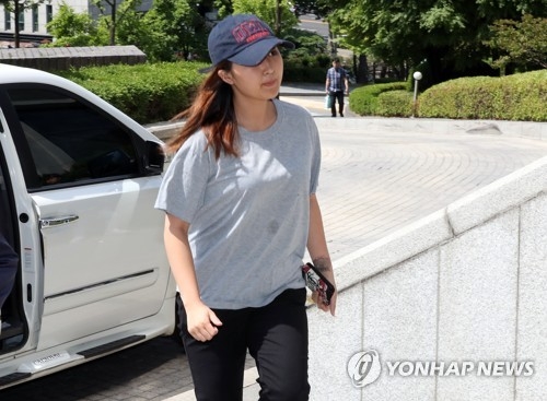 최순실씨 딸이자 '이대 입시·학사 비리'의 공범 혐의를 받는 정유라씨가 추가 조사를 받기 위해 지난 12일 오전 서초구 서울중앙지검으로 들어서다 취재진을 발견하고 황급히 뛰어들어오고 있다. 2017.6.12