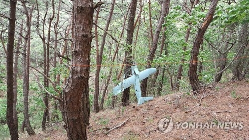 인제서 발견된 북한 무인기 추정 소형비행체[합참제공]