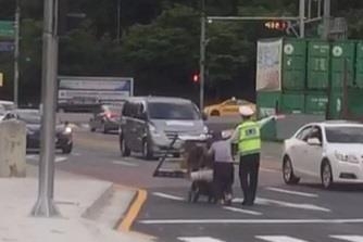 리어카 미는 의경대원