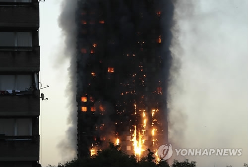 불기둥으로 변한 런던 고층 아파트