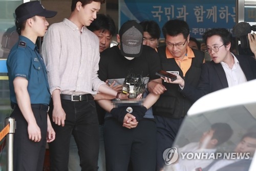 고개 숙인 '연세대 폭발물' 대학원생(서울=연합뉴스) 한종찬 기자 = 연세대 공대 김모(47) 교수 연구실에 폭발물을 둬 김 교수를 다치게 한 혐의(폭발물 사용)를 받고 있는 대학원생 김모씨가 15일 오전 영장실질심사를 받기 위해 서울 서대문경찰서를 나서고있다. 2017.6.15saba@yna.co.kr(끝)