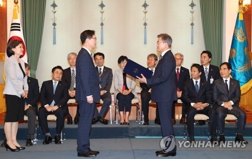 임명장 받는 천해성 통일부 차관