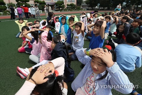 지진 대피 훈련 하는 어린이들