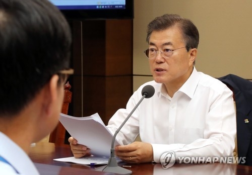 (서울=연합뉴스) 배재만 기자 = 문재인 대통령이 15일 오전 청와대 여민관에서 열린 수석보좌관회의를 주재하고 있다. 2017.6.15scoop@yna.co.kr