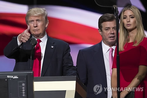 트럼프 美대통령의 대선 선대위원장으로 활동했던 매너포트(가운데)