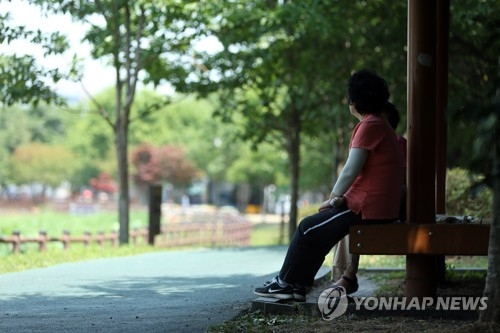 폭염 속 그늘에 몸을 피한 시민 (연합뉴스 자료 사진)