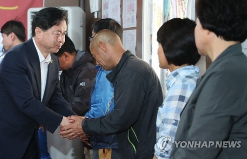 세월호 미수습자 가족과 악수하는 김영춘 신임 해수부 장관