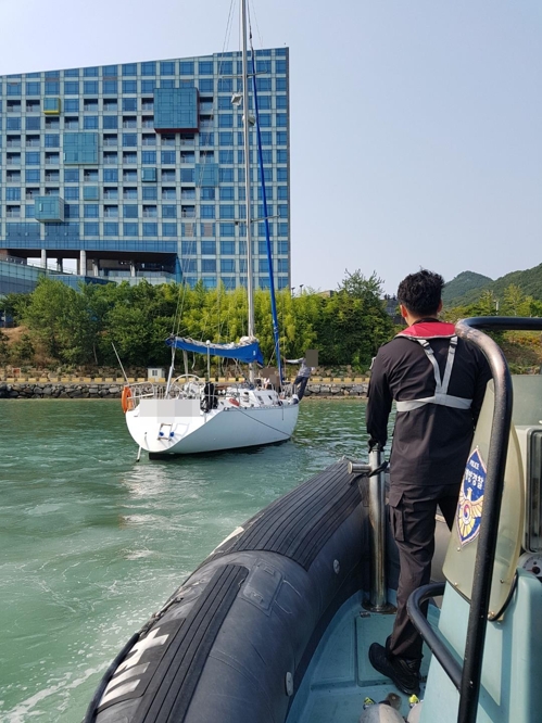 좌초된 세일링 요트