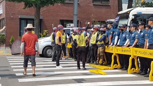청와대 인근에서 경찰과 마찰 겪는 집회 참가자들